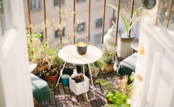 balcone con fiori da vaso